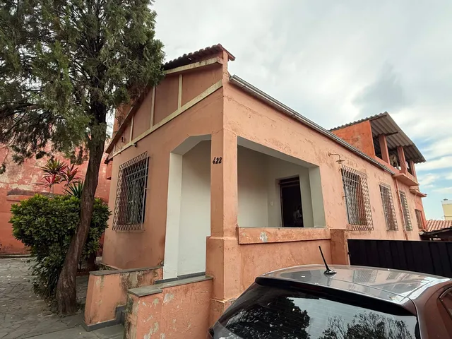 Casa com 307m² 5 quartos e 2 banheiros, à venda, no bairro Carlos Prates em Belo Horizonte