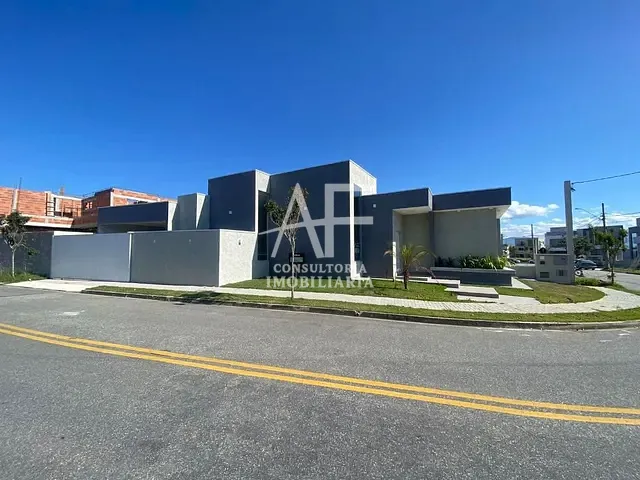 Casa com 300m² 3 quartos e 3 banheiros, à venda ou para alugar, no bairro Condomínio Ouro Ville em Taubaté