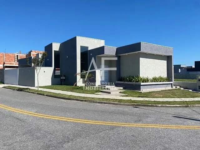 Casa com 300m² 3 quartos e 3 banheiros, à venda ou para alugar, no bairro Condomínio Ouro Ville em Taubaté