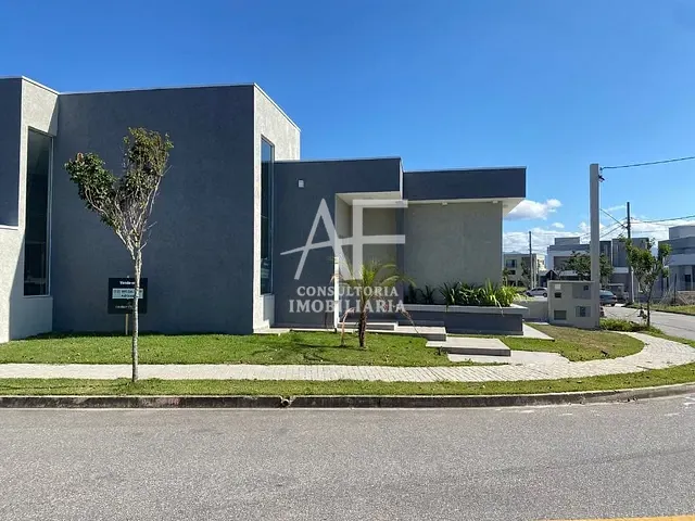 Casa com 300m² 3 quartos e 3 banheiros, à venda ou para alugar, no bairro Condomínio Ouro Ville em Taubaté