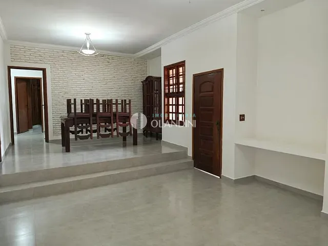 Casa com 500m² 3 quartos e 2 banheiros, para alugar, no bairro Jardim Rezek II em Artur Nogueira