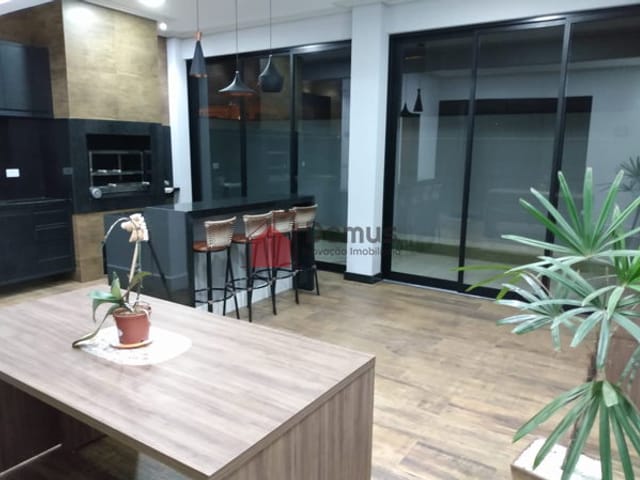 Casa com 420m², à venda, no bairro Parque das Nações em Pindamonhangaba