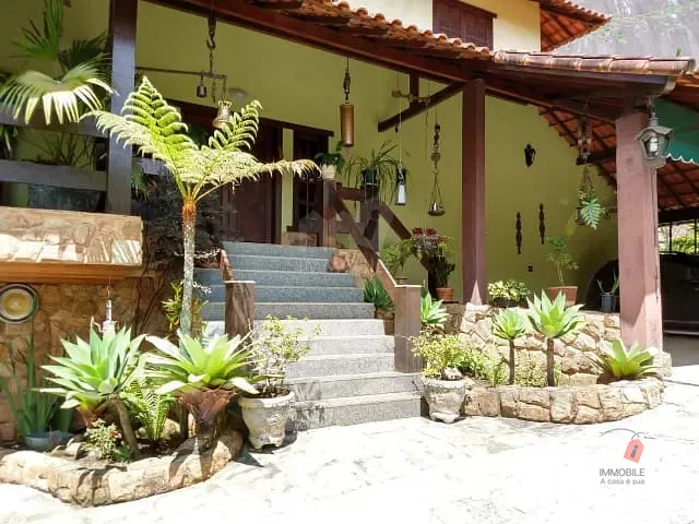 Casa com 2000m², à venda, no bairro Samambaia em Petrópolis