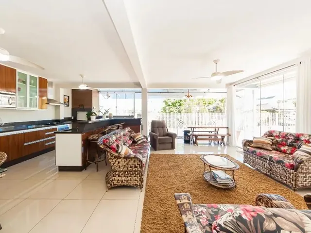 Casa com 360m² 4 quartos e 4 banheiros, à venda, no bairro Santo Inácio em Curitiba