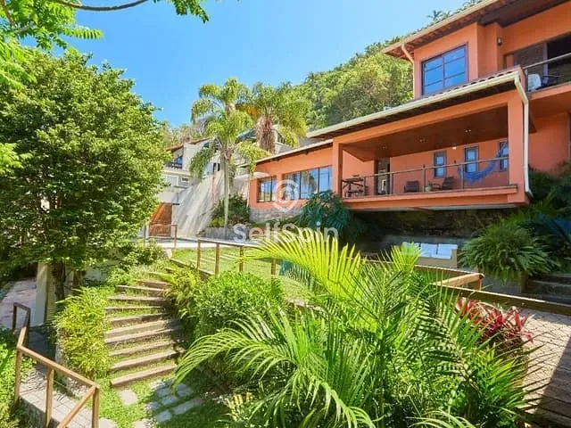 Casa com 1800m² 3 quartos e 2 banheiros, para alugar, no bairro Itacoatiara em Niterói