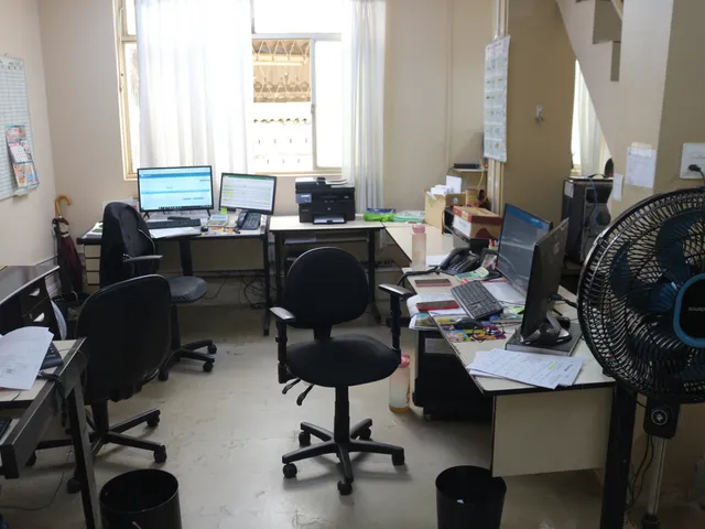 Casa com 396m², à venda, no bairro Caiçara-Adelaide em Belo Horizonte