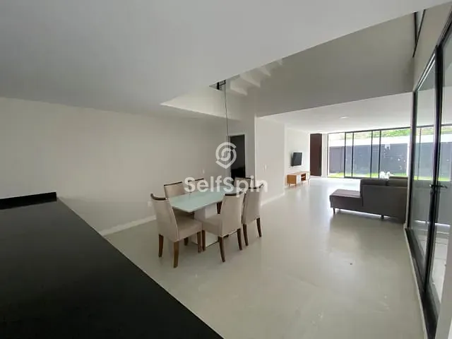 Casa com 300m² 4 quartos e 5 banheiros, para alugar, no bairro Piratininga em Niterói