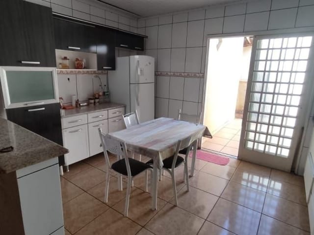 Casa com 300m² 4 quartos e 4 banheiros, à venda, no bairro Conjunto Habitacional Waldomiro M Gomes em Cambé