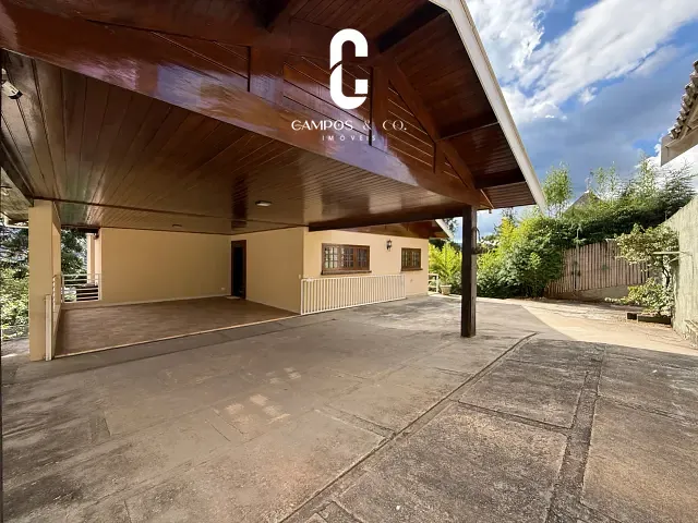 Casa com 1060m² 4 quartos e 4 banheiros, à venda, no bairro VILA EVEREST em Campos do Jordão