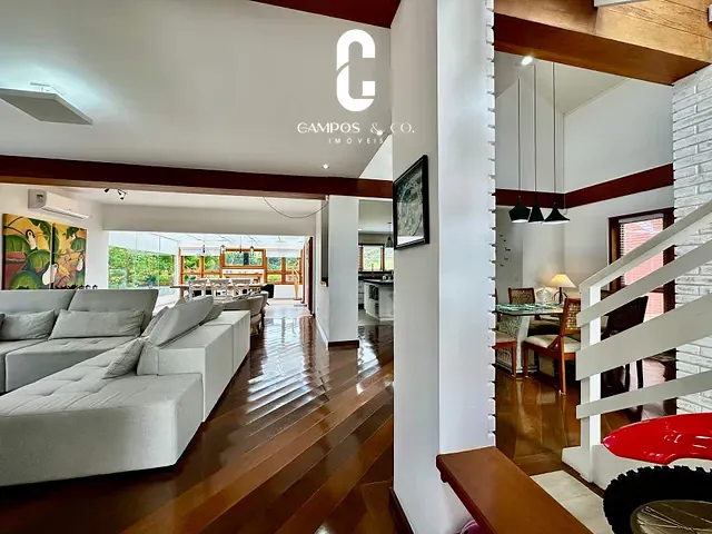 Casa com 1000m² 3 quartos e 4 banheiros, à venda, no bairro Vale da Mantiqueira em Campos do Jordão