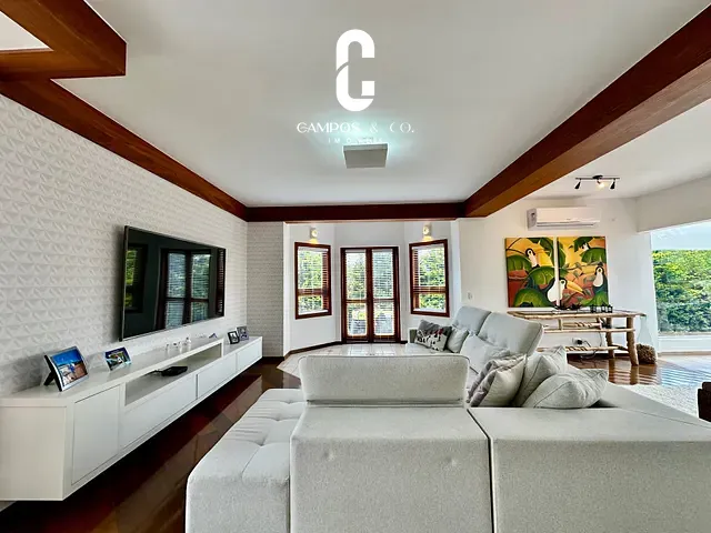 Casa com 1000m² 3 quartos e 4 banheiros, à venda, no bairro Vale da Mantiqueira em Campos do Jordão