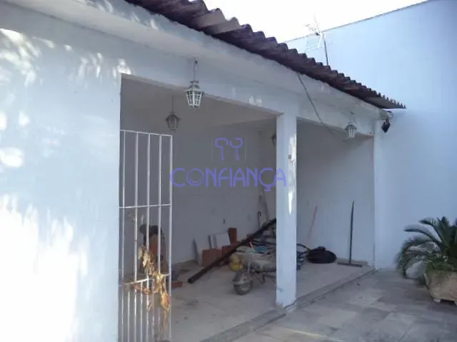 Casa com 295m² 4 quartos e 2 banheiros, à venda ou para alugar, no bairro Campo Grande em Rio de Janeiro