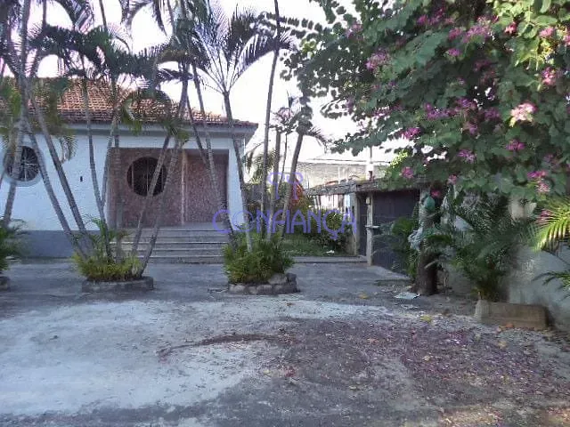 Casa com 295m² 4 quartos e 2 banheiros, à venda ou para alugar, no bairro Campo Grande em Rio de Janeiro