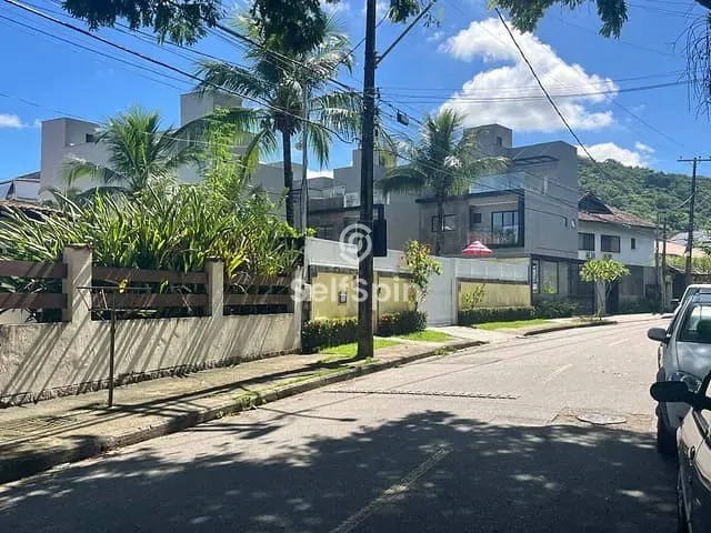 Casa 3 quartos e 4 banheiros, para alugar, no bairro Itaipu em Niterói