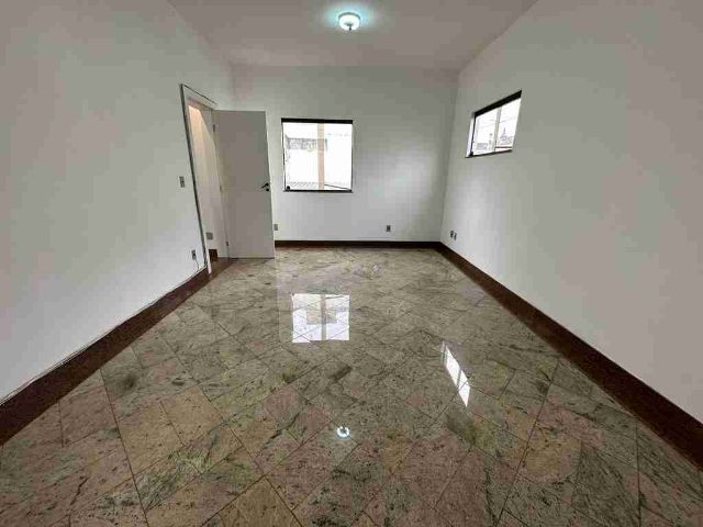Casa com 240m², à venda ou para alugar, no bairro Centro em Campos dos Goytacazes