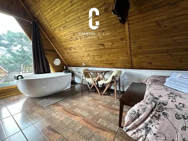 Casa com 1050m² 4 quartos e 3 banheiros, à venda, no bairro VALE ENCANTADO em Campos do Jordão