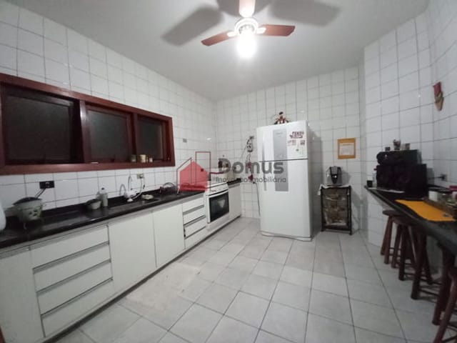 Casa com 342m², à venda, no bairro Parque São Domingos em Pindamonhangaba