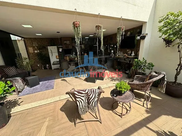 Casa com 300m² 3 quartos e 3 banheiros, à venda, no bairro Jardim Amália em Volta Redonda