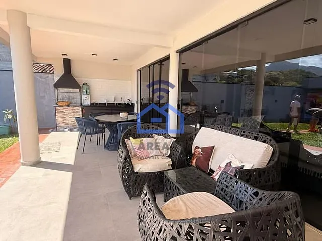 Casa com 330m² 3 quartos e 3 banheiros, à venda, no bairro Centro em Caraguatatuba