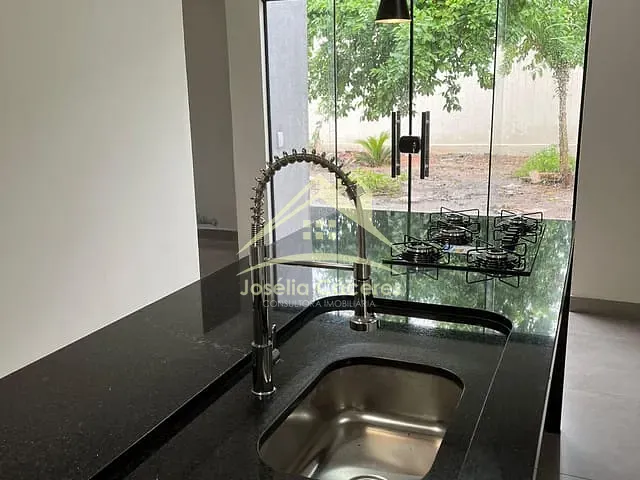 Casa com 250m² 3 quartos e 2 banheiros, à venda, no bairro Cristo Rei em Várzea Grande