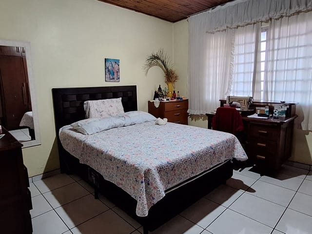Casa com 280m² 3 quartos e 2 banheiros, para alugar, no bairro Jardim Ana Eliza em Londrina
