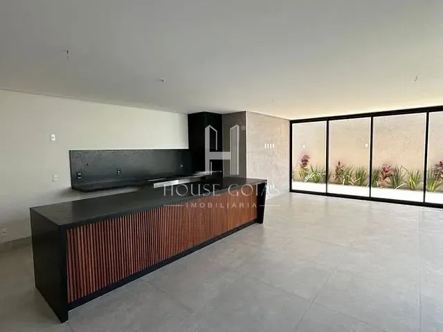 Casa com 370m² 4 quartos e 1 banheiro, à venda, no bairro Jardins Madri em Goiânia