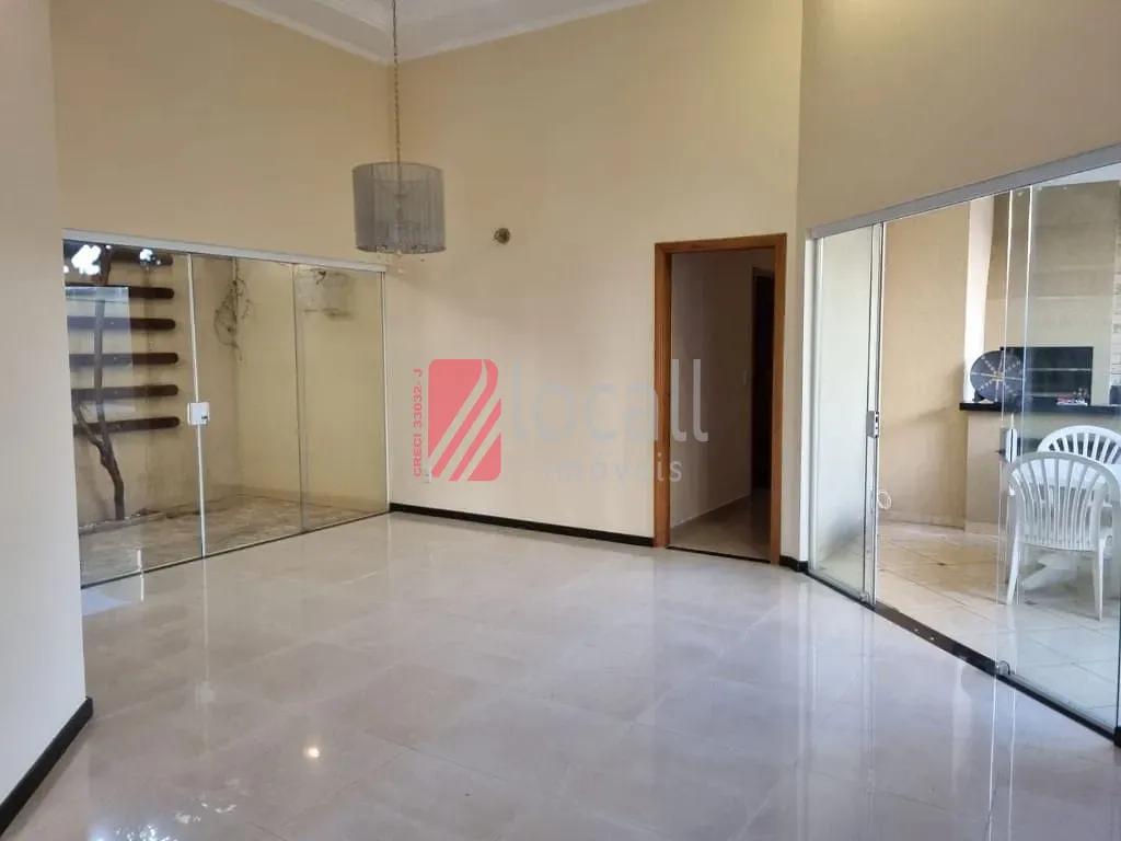 Casa com 3 quartos à venda, 197m² — foto 2 de 10