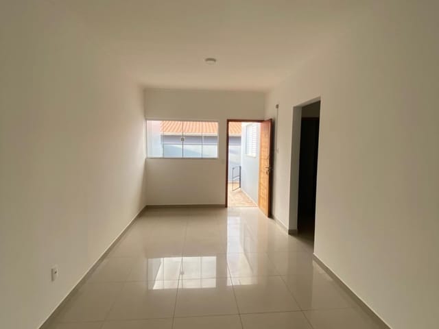 Casa 2 quartos e 1 banheiro, para alugar, no bairro Vila Garden em Extrema