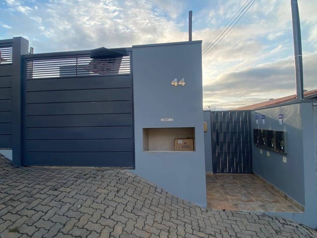 Casa 2 quartos e 1 banheiro, para alugar, no bairro Vila Garden em Extrema