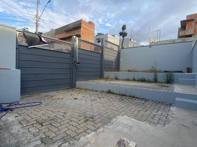 Casa 2 quartos e 1 banheiro, para alugar, no bairro Vila Garden em Extrema