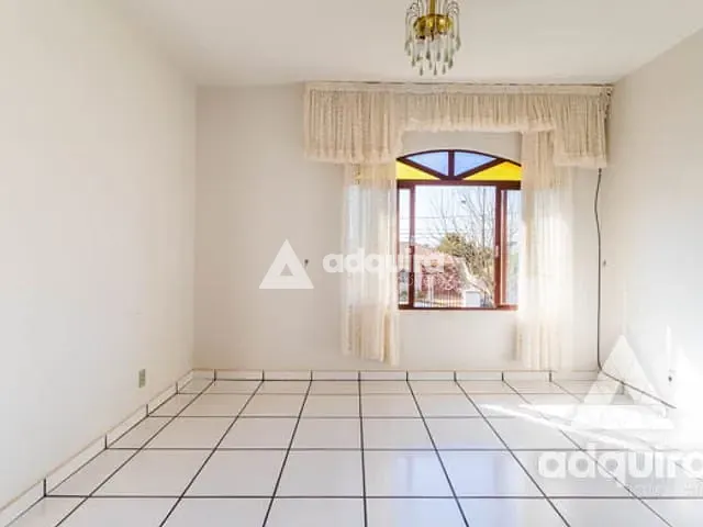 Casa com 400m² 3 quartos e 2 banheiros, à venda, no bairro Oficinas em Ponta Grossa