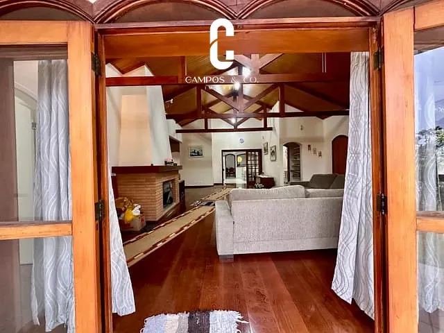 Casa com 2300m² 7 quartos e 9 banheiros, à venda, no bairro Vila Porã em Campos do Jordão