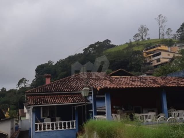 Casa com 400m², à venda, no bairro Mosela em Petrópolis