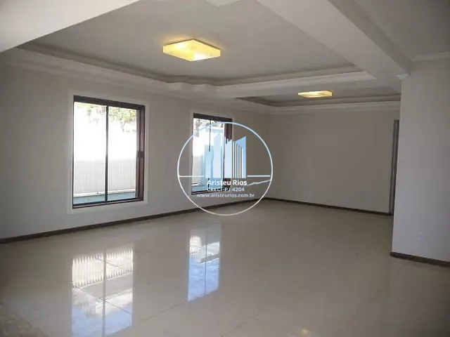 Casa com 300m² 3 quartos e 3 banheiros, à venda, no bairro Santa Doroteia em Pouso Alegre