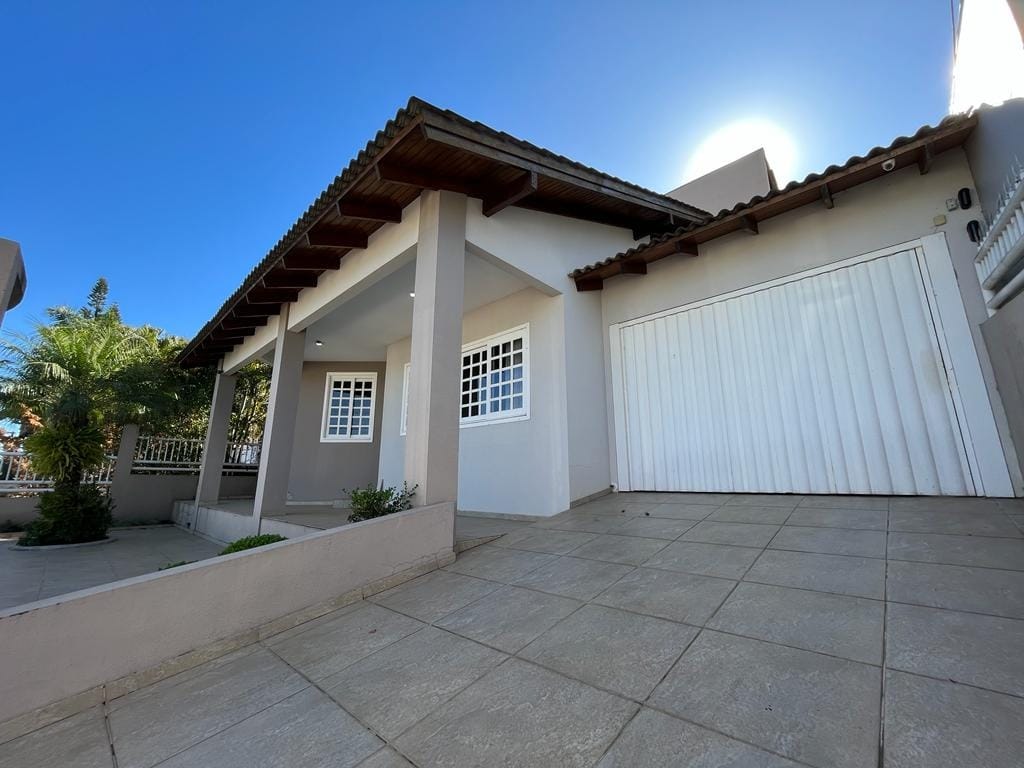 Casa à venda com 3 dormitórios, 2 banheiros, 2 vagas de garagens e 292m² de área privativa no bairro Centro
