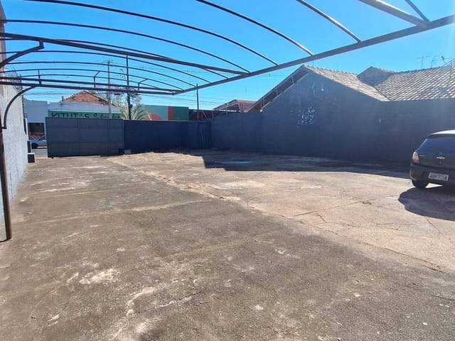 Casa com 560m² 4 quartos e 2 banheiros, para alugar, no bairro Centro em Cambé