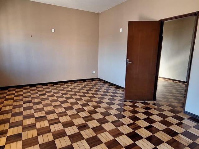 Casa com 560m² 4 quartos e 2 banheiros, para alugar, no bairro Centro em Cambé