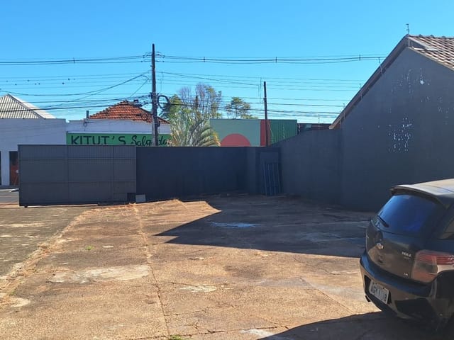 Casa com 560m² 4 quartos e 2 banheiros, para alugar, no bairro Centro em Cambé