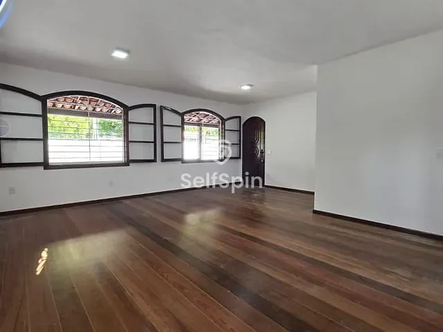 Casa com 355m² 2 quartos e 2 banheiros, para alugar, no bairro Santa Rosa em Niterói
