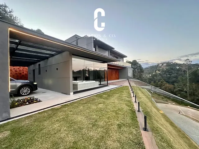 Casa com 2350m² 4 quartos e 6 banheiros, à venda, no bairro Iporanga em Campos do Jordão