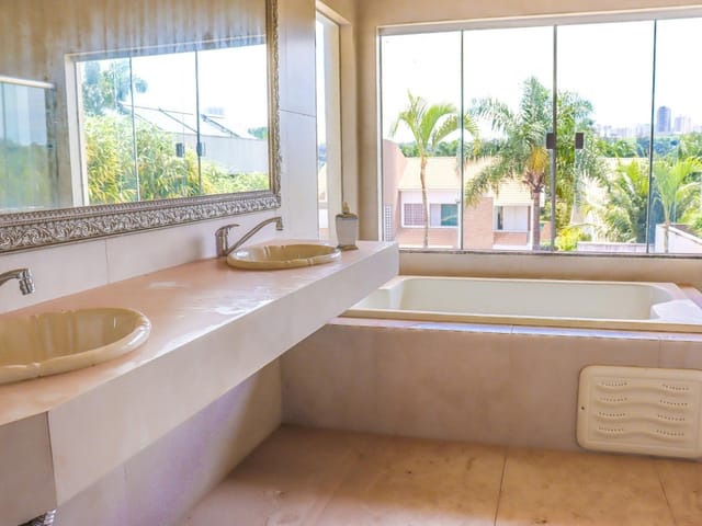 Casa com 900m² 5 quartos e 7 banheiros, à venda, no bairro Condomínio Royal Golf Residence em Londrina