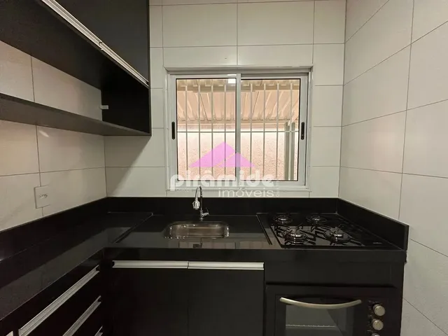 Casa com 10m² 2 quartos e 1 banheiro, para alugar, no bairro Jardim Aeroporto em São José Dos Campos