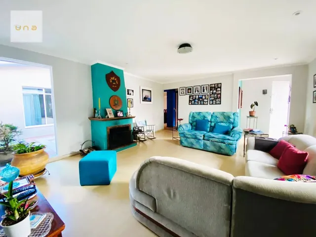 Casa 3 quartos e 6 banheiros, à venda, no bairro Santa Cândida em Curitiba