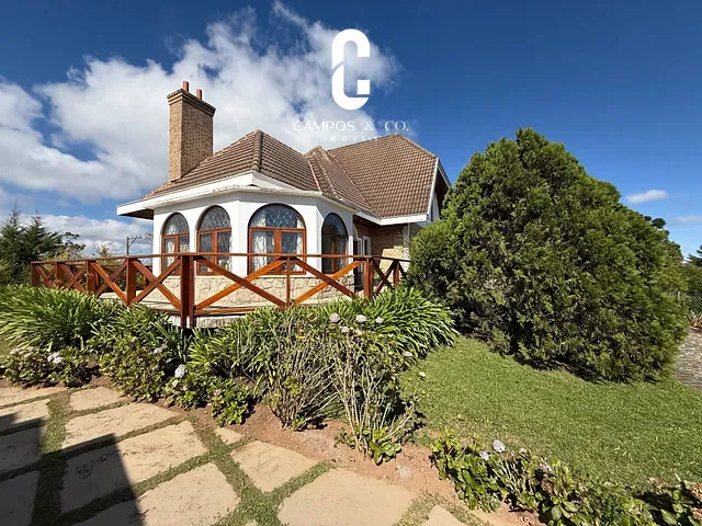 Casa com 350m² 5 quartos e 7 banheiros, à venda, no bairro Jardim Atalaia em Campos do Jordão