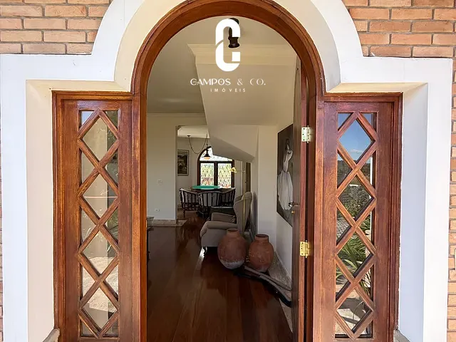 Casa com 350m² 5 quartos e 7 banheiros, à venda, no bairro Jardim Atalaia em Campos do Jordão