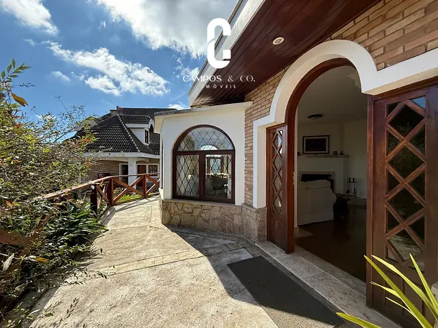 Casa com 350m² 5 quartos e 7 banheiros, à venda, no bairro Jardim Atalaia em Campos do Jordão