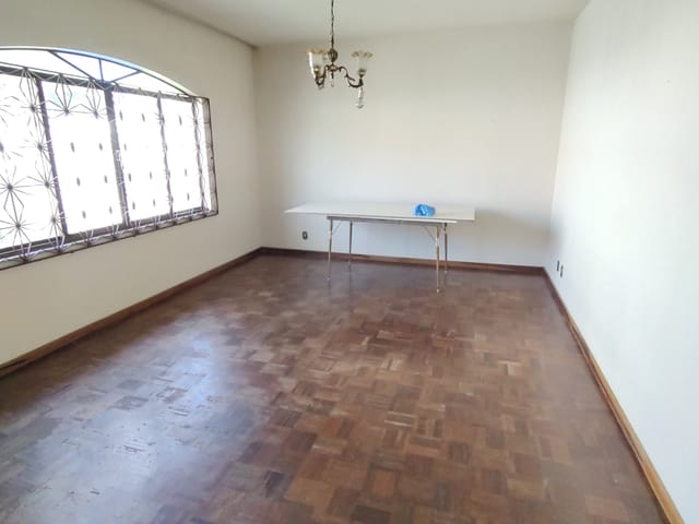 Casa com 462m² 5 quartos e 4 banheiros, à venda, no bairro Jardim Carvalho em Ponta Grossa