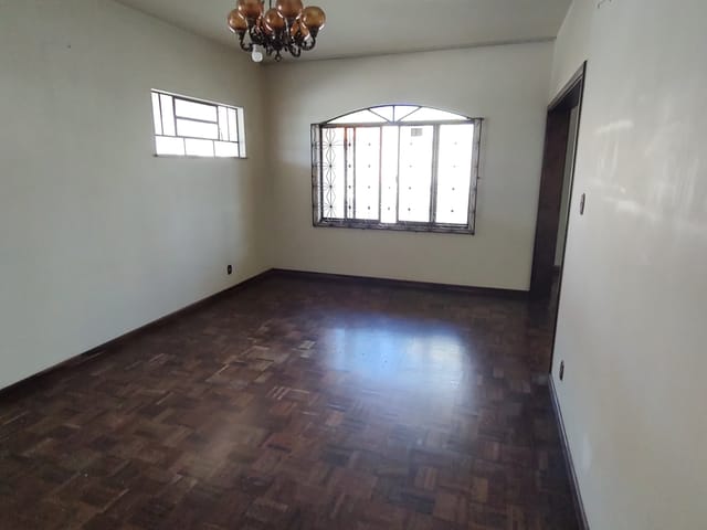 Casa com 462m² 5 quartos e 4 banheiros, à venda, no bairro Jardim Carvalho em Ponta Grossa