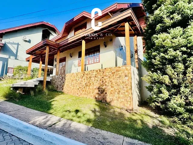 Casa com 400m² 3 quartos e 3 banheiros, à venda, no bairro Vila Porã em Campos do Jordão