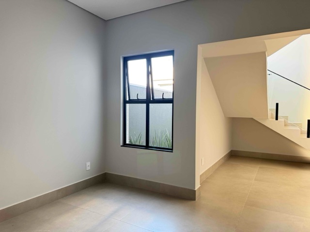 Casa com 238m² 4 quartos e 5 banheiros, à venda, no bairro Gleba Simon Frazer em Londrina